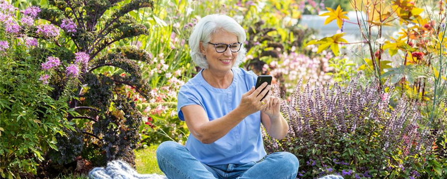 Gartenfreizeit - Frau mit Handy im Garten (GS671695.jpg)