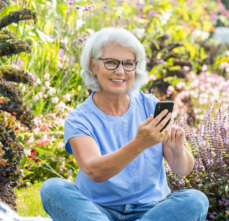 Gartenfreizeit - Frau mit Handy im Garten (GS671696.jpg)